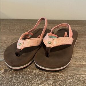 Toddler girls size 7. Foam sandals with strap.